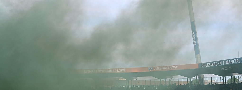 Duell zweier Erzrivalen: Eintracht Braunschweig gegen Hannover 96. - © Swen Pförtner/dpa