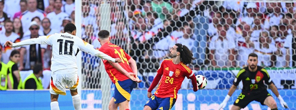 Handspiel, aber kein Elfmeter: Jamal Musiala schießt, Marc Cucurella wehrt den Ball mit der Hand ab. - © Tom Weller/dpa