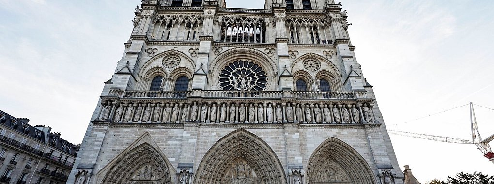 Das Pariser Wahrzeichen Notre-Dame öffnet nach gut fünfeinhalb Jahren wieder seine Pforten. - © Stephane de Sakutin/POOL AFP/AP/dpa-tmn
