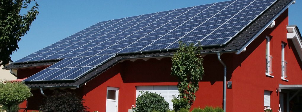 Einkommensteuerbefreiung für Einnahmen aus PV-Anlagen: Auch für Immobilien mit mehreren Wohneinheiten gilt künftig eine Freigrenze von 30 kWp je Wohn- oder Gewerbeeinheit. - © Nestor Bachmann/dpa-tmn
