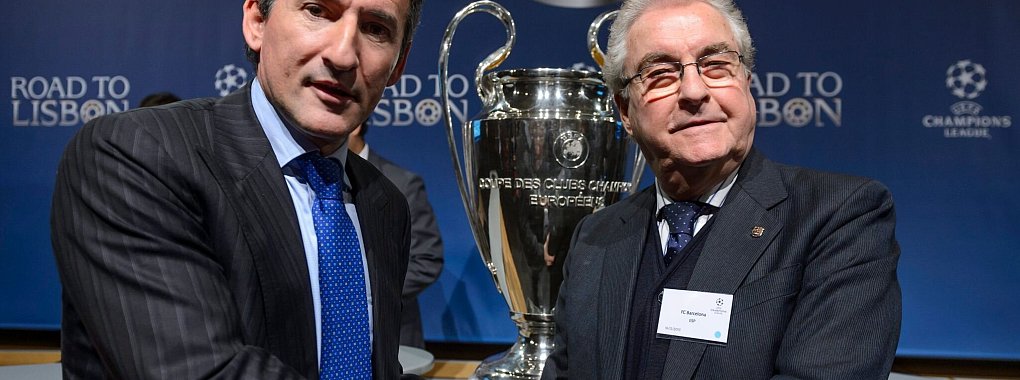 Txiki Begiristain (l.), hier mit dem früheren Vizepräsidenten des FC Barcelona, Amador Bernabeu, verlässt zum Saisonende Manchester City. - © picture alliance / dpa