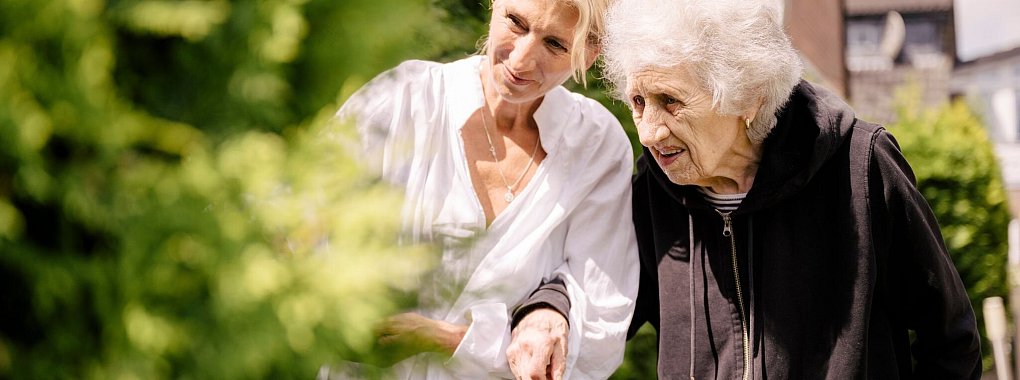Julia Bernsee (l) und ihre Mutter. - &copy; Roman Pawlowski/ZDF/dpa