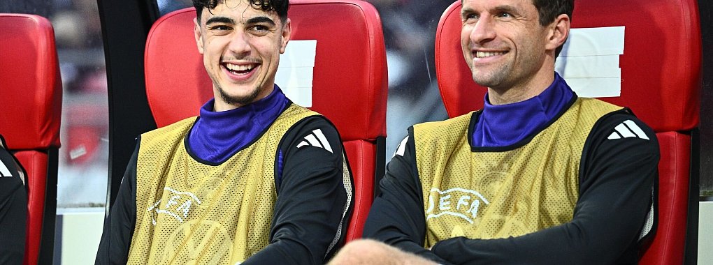 DFB-Deb&uuml;tant Aleksandar Pavlovic (l) auf der Ersatzbank mit Routinier Thomas M&uuml;ller. - &copy; Tom Weller/dpa