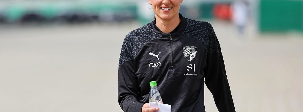 Sabrina Wittmann kommt zu ihrem ersten Training als Ingolstadts Cheftrainerin. - &copy; Daniel L&ouml;b/dpa