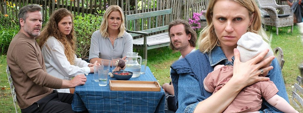Im Garten des Lorenzhofes sitzen Gregor (Nicholas Reinke) und Mareike V&ouml;ller (Anja Antonowicz), Lena Lorenz (Judith Hoersch) und Raffael Vollmer (Max Rothbart). Alle schauen Annika (Teresa Rizos) hinterher. - &copy; Jacqueline Krause-Burberg/ZDF/dpa