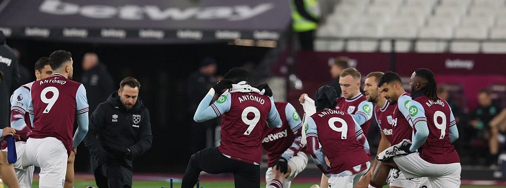 Die Profis von West Ham United erinnerten an ihren verunglückten Kollegen Michail Antonio. - © Paul Terry/CSM via ZUMA Press Wire/dpa