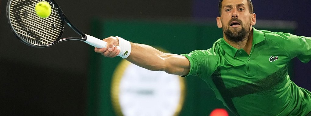 Streckte sich vergebens: Novak Djokovic verlor das Finale in Miami. - © Rebecca Blackwell/AP/dpa