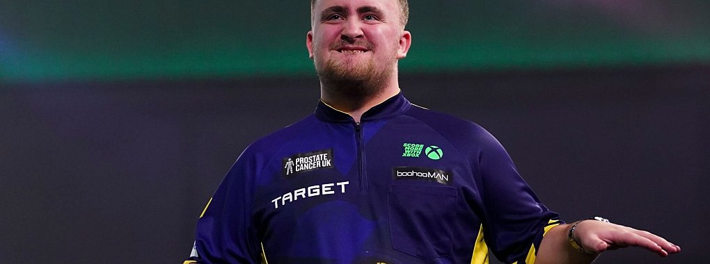 Luke Littler steht wie im Vorjahr im WM-Halbfinale. - © Alberto Pezzali/AP/dpa