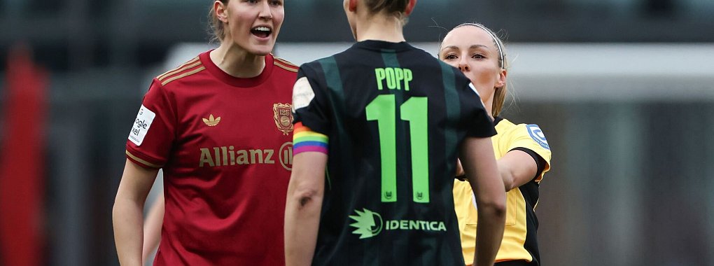 Münchens Sydney Lohmann (l) wechselt ein paar Worte mit VfL-Stürmerin Alexandra Popp. - © Daniel Löb/dpa