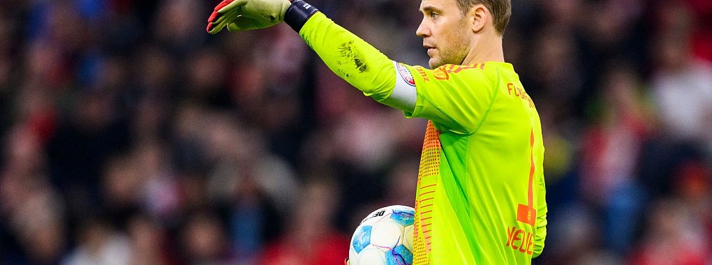 Manuel Neuer und seine Torhüter-Kollegen dürfen den Ball bald zwei Sekunden länger in ihren Händen halten. - © Tom Weller/dpa