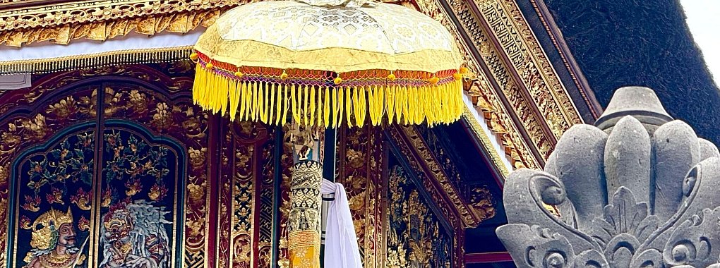 An einem Tempel in Ubud auf Bali ist ein Zeremonienschirm zu sehen. Der balinesische Hinduismus ist samt Mythen und Ritualen auf der Insel allgegenwärtig. - © Carola Frentzen/dpa