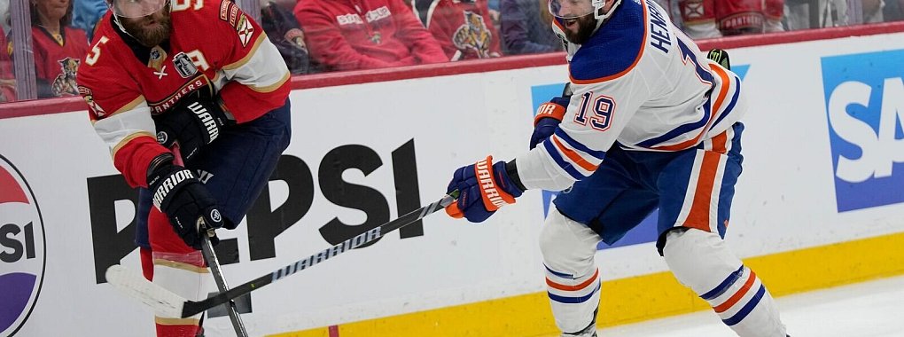 Aaron Ekblad (links) hat die Doping-Regeln der NHL gebrochen und ist f&uuml;r 20 Spiele gesperrt worden. - &copy; Wilfredo Lee/AP