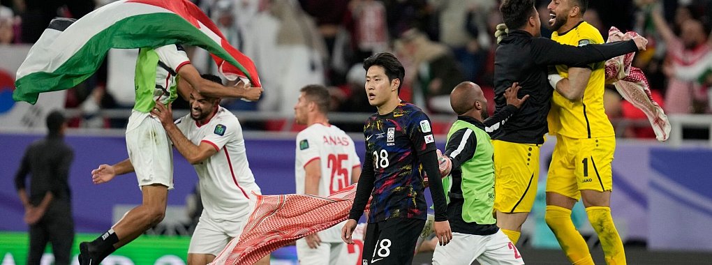 Hat sich f&uuml;r sein Verhalten vor dem Jordanien-Spiel entschuldigt: Kang-In Lee (M). - &copy; Thanassis Stavrakis/AP/dpa