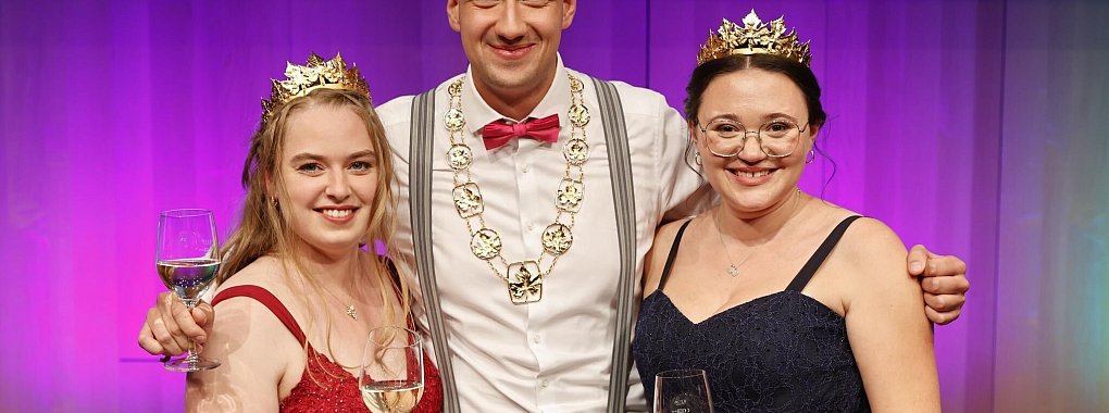 Levin McKenzie (M) hat als erster Mann die traditionsreiche Wahl eines deutschen Weinanbaugebiets gewonnen. Katja Klemmer (l) und Laura Schlösser (r) sind die neuen Weinprinzessinnen. - © Rheinhessenwein