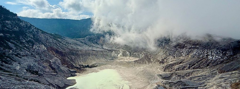 Der Tangkuban Perahu ist rund 2.000 Meter hoch und einer der etwa 130 aktiven Vulkane Indonesiens. In der Mitte des spektakulären Ratu-Kraters mit seiner riesigen Caldera liegt ein leuchtend blauer See. - © Carola Frentzen/dpa-tmn
