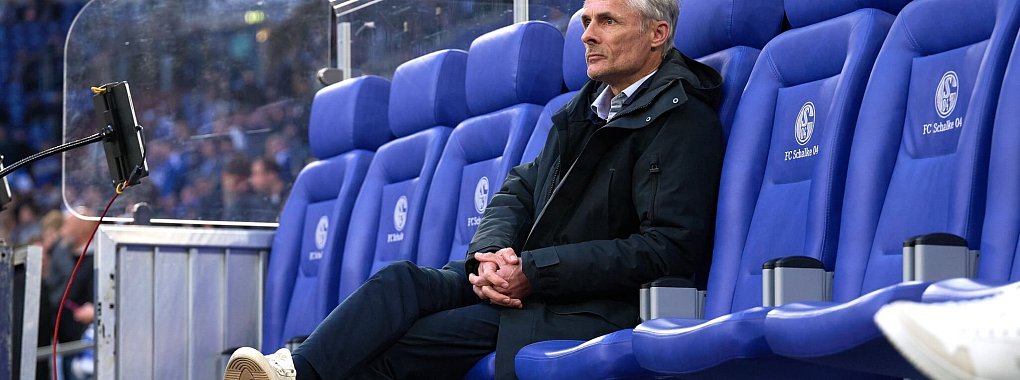 Wohl bald Geschichte: Kees van Wonderen als Schalke-Trainer. - © Bernd Thissen/dpa