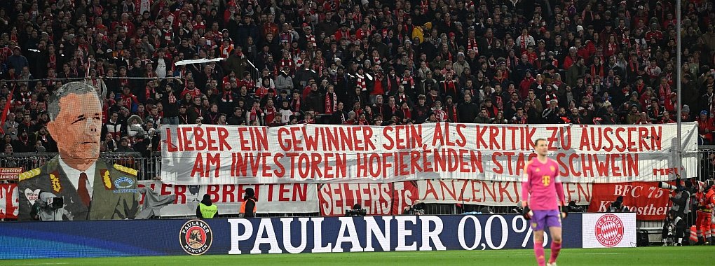 Bayern-Fans hingen ein Schm&auml;h-Plakat gegen Union-Pr&auml;sident Dirk Zingler auf. - &copy; Sven Hoppe/dpa