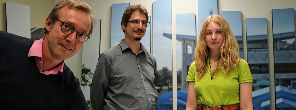 Museumsleiter Dr. Michael Uelle und die Projektleiter Patrick K&ouml;nemann und Yasmine Kraus stehen vor dem Bauplan der neuen Ausstellung. Im Hintergrund sind die Teile des ersten Raumes zu sehen. Hier geht es generell um Grenzen - wie die, die Ost- und Westdeutschland trennte. - &copy; Yvonne Glandien