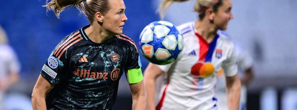 Lindsey Heaps (r.) von Olympique Lyon gegen Magdalena Eriksson von den Bayern. - © Olivier Chassignole/AFP/dpa