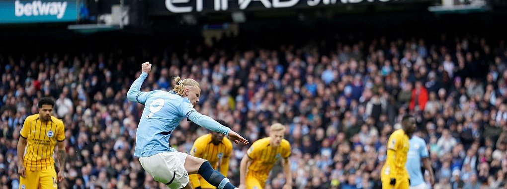 Erling Haalands Elfmetertor ist ein historisches: Es war die 100. direkte Torbeteiligung für den Stürmer im 94. Premier-League-Spiel. - © Martin Rickett/PA Wire/dpa