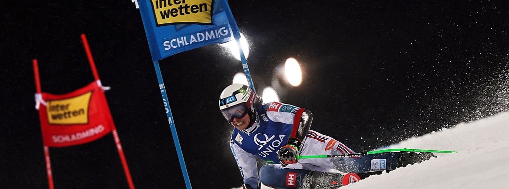 Alexander Steen Olsen schlägt Marco Odermatt in Schladming. - © Marco Trovati/AP/dpa