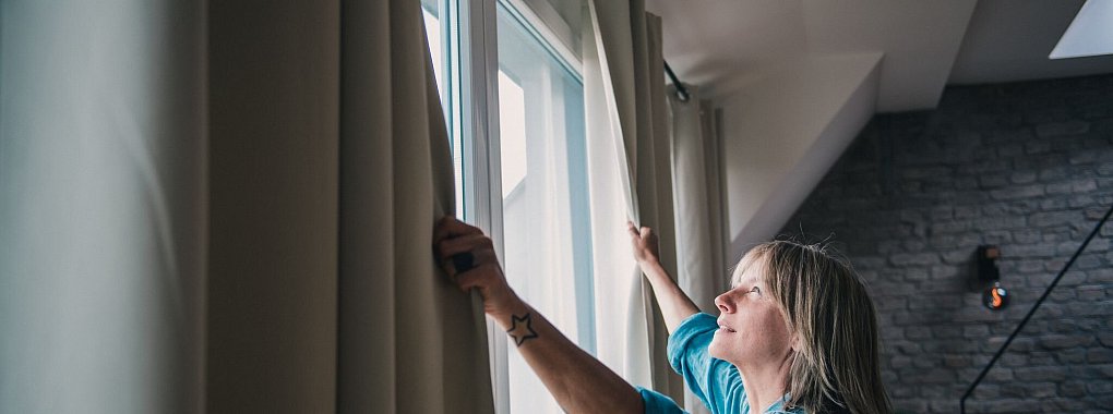 Dachgeschosse werden bei sommerlichen Temperaturen schnell unangenehm heiß. - © Zacharie Scheurer/dpa-tmn