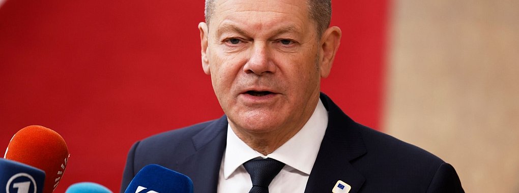 Bundeskanzler Olaf Scholz hat den Ausr&uuml;sterwechsel beim DFB nicht kommentiert. - &copy; Omar Havana/AP/dpa
