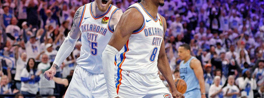 Center Isaiah Hartenstein und Jalen Williams jubeln beim Sieg der Thunder. - © Nate Billings/FR171660 AP/AP/dpa