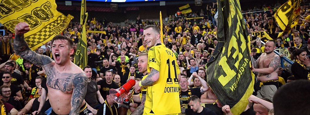 Dortmunds Marco Reus (M) jubelt mit den mitgereisten Fans über den Einzug ins Champions-League-Finale. - © Robert Michael/dpa