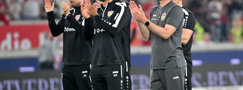 Stuttgarts Cheftrainer Sebastian Hoene&szlig; (r) freut sich &uuml;ber die Erfolge des FC Bayern und des BVB. - &copy; Jan-Philipp Strobel/dpa