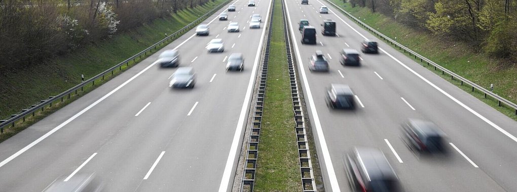 Erhöhtes Verkehrsaufkommen: Rund um das Osterwochenende ist auf den Autobahnen mit mehr Fahrzeugen zu rechnen. - © Tobias Hase/dpa/dpa-tmn
