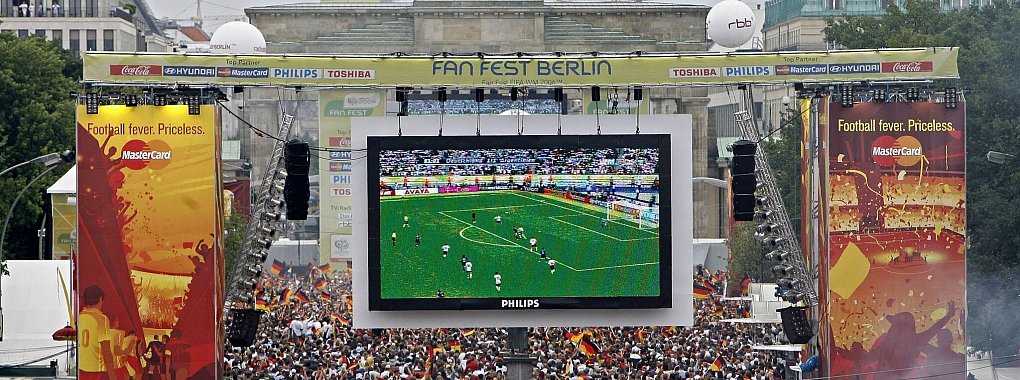 Soll auch dieses Jahr m&ouml;glich werden: Tausende Zuschauer verfolgen auf der Fanmeile am Brandenburger Tor in Berlin ein WM-Fu&szlig;ballspiel der deutschen Nationalmannschaft. - &copy; Marcel Mettelsiefen/dpa