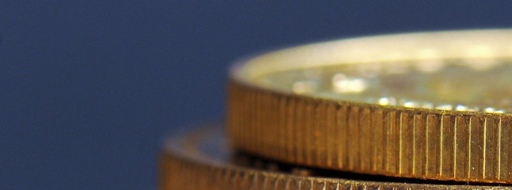 Ein Stapel mit Krügerrand-Goldmünzen. - © Armin Weigel/dpa