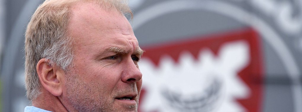 Wolfgang Schwenke, Geschäftsführer von Holstein Kiel, will keine Transfers machen, die das Gehaltsgefüge sprengen. - © Carsten Rehder/dpa