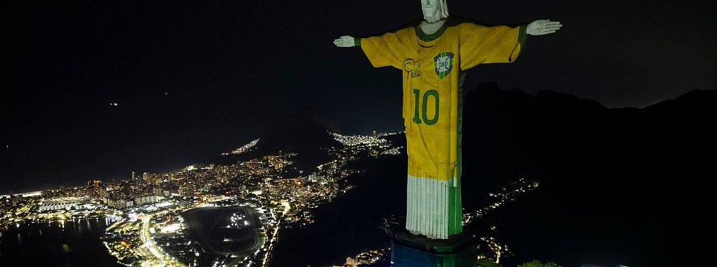 In Rio wird zu Ehren von Pelé die Christusstatue mit einem Trikot beleuchtet. - © Bruna Prado/AP