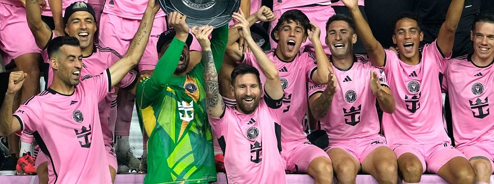 Lionel Messi (M.) führte Inter Miami zum Punkterekord. - © Lynne Sladky/AP/dpa