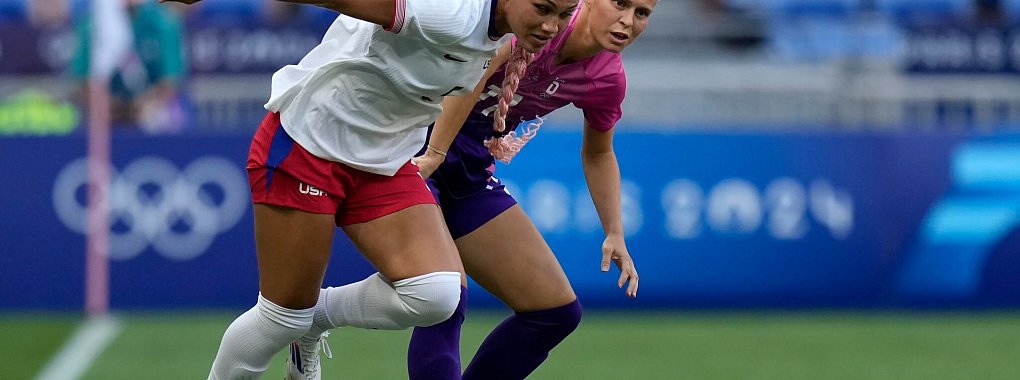 Viel Defensivarbeit: Klara B&uuml;hl (rechts) - &copy; Silvia Izquierdo/AP