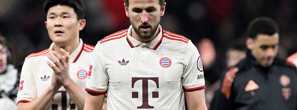 Gesenkte Köpfe trotz Punktgewinns in Leverkusen: Die Leistung der Bayern war wenig meisterlich. - © Federico Gambarini/dpa