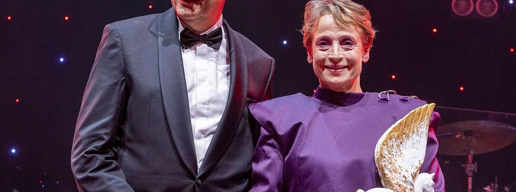 Der Präsident des Deutschen Olympischen Sportbundes, Thomas Weikert, überreichte Dressurreiterin Isabell Werth den Preis für die «Legende des Sports». - © Helmut Fricke/dpa