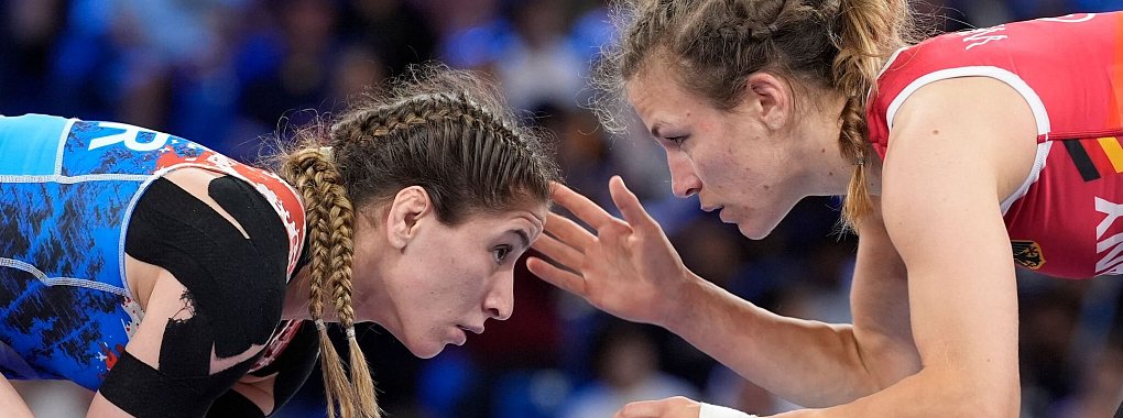 Annika Wendle (r.) ist eine von vier deutschen Ringerinnen bei den Spielen in Paris. - &copy; Eugene Hoshiko/AP
