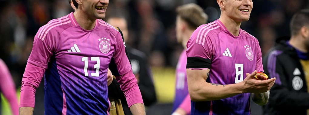 Beim Aufwärmen waren noch Bilder über den Video-Würfel gelaufen, wie Müller (l) bei Major Tom inbrünstig mitsang. - © Federico Gambarini/dpa