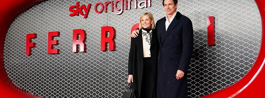Toto Wolff, Chef des Formel-1 Teams Mercedes, und seine Frau Susie Wolff kommen zur Premiere des Films «Ferrari». Susie Wolff geht gegen den Motorsport-Weltverband vor. - © Alberto Pezzali/Invision/AP/dpa