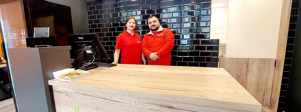 Betreiber Rohat Gündüz und seine Freundin Dilara stehen hinter dem Tresen der neuen "Burgerme"-Filiale - direkt neben dem Postgebäude. Mit dem Fastfood-Restaurant hat sich der 27-Jährige einen Traum erfüllt, sagt er. Vorher arbeitete Gündüz im Sicherheitsdienst. - © Janet König