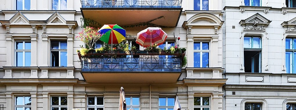 Beste Lage und Balkon sind bei der Wohnungssuche schwer zu finden. Wer kreativ und abseits der üblichen Pfade von Internet und Makler sucht, hat vielleicht eher Chancen. - © Bernd Diekjobst/dpa-tmn