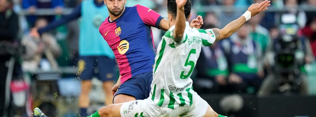 Ferran Torres (links) und der FC Barcelona setzten sich gegen Betis durch. - © Jose Breton/AP