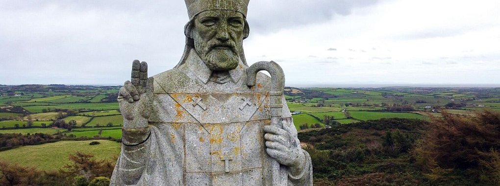 Am Slieve Patrick steht eine Statue des St. Patrick. Mit 14 Metern Höhe ist es die weltgrößte Figur des Nationalheiligen. - © Verena Wolff/dpa-tmn