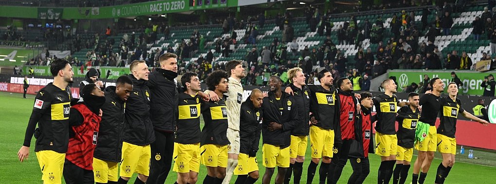 Jubel nach dem letzten Spiel des Jahres: Die Spieler von Borussia Dortmund feiern den 3:1-Sieg in Wolfsburg. - © Swen Pförtner/dpa