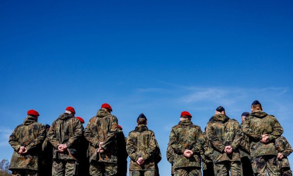 Soldaten der Bundeswehr auf dem Marinestützpunkt Eckernförde in Schleswig-Holstein. - © Axel Heimken/dpa