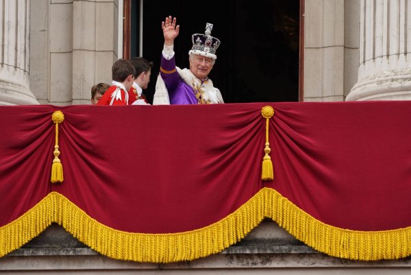 König Charles III. winkt nach der Krönungszeremonie vom Balkon des Buckingham-Palastes. - © Stefan Rousseau/PA Wire/dpa