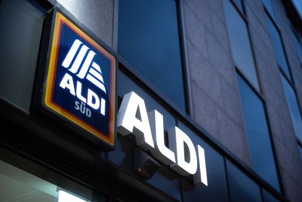 Blick auf das Logo einer Aldi Süd Filiale in der Düsseldorfer Innenstadt. - © Marcel Kusch/dpa/Archivbild